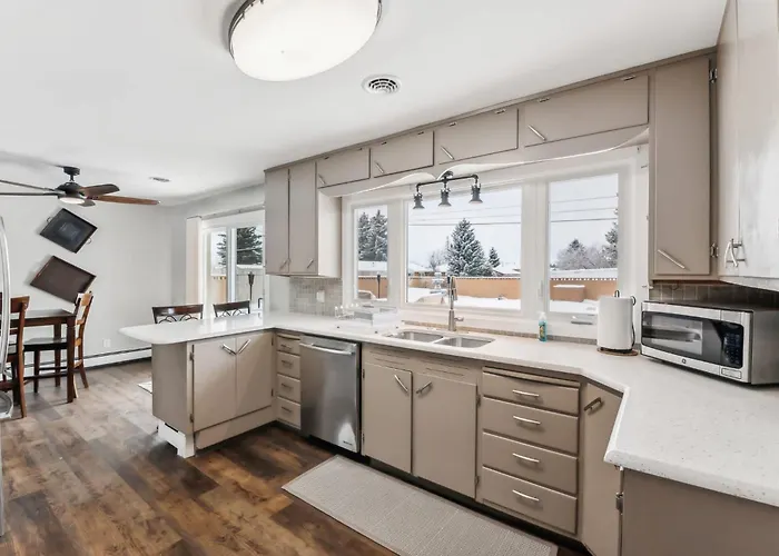 Holiday home Cozy 3br With Bbq Patio & Gym Near Downtown *