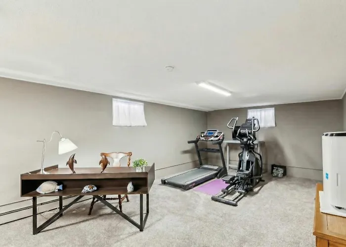 Holiday home Cozy 3br With Bbq Patio & Gym Near Downtown *