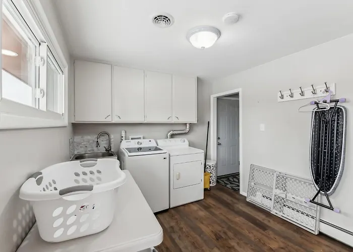 Cozy 3br With Bbq Patio & Gym Near Downtown Holiday home *